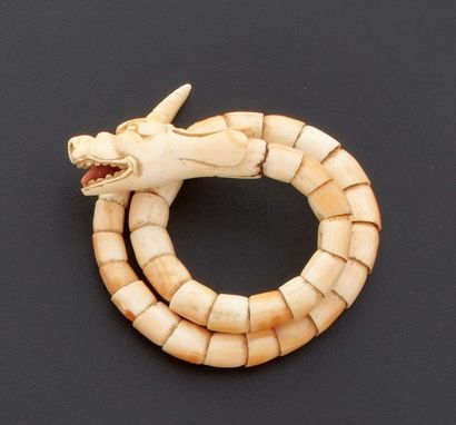 null Bracelet articulé en ivoire représentant un dragon enroulé, la langue en corail....