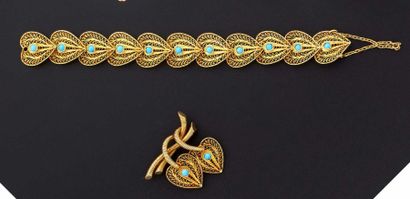 null Bracelet articulé (O*) et broche en or jaune 18 k à décor de motifs coeurs filigranés,...
