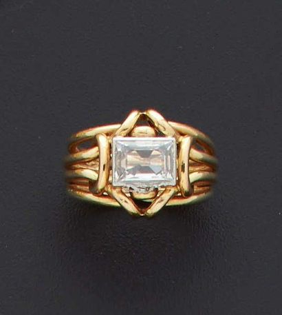 null Bague en or jaune 18 k à décor de joncs noués sertie d'un diamant de forme rectangulaire...