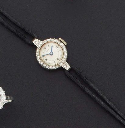 UTI Montre bracelet de dame, la montre de forme ronde en platine, le tour de lunette...