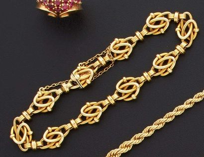null Bracelet articulé en or jaune 18 k, les maillons à décor d'entrelacs. XIXème...