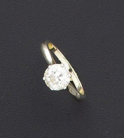 null Bague en or gris 18 k et platine ornée au centre d'un diamant rond demi-taille....