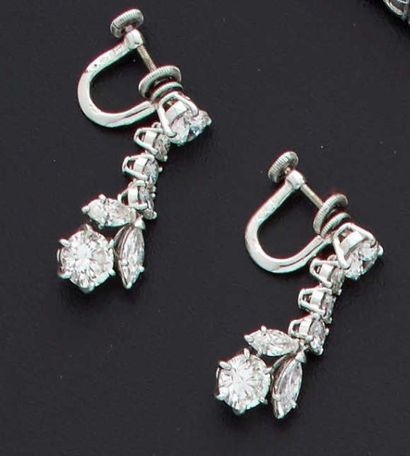 null Paire de pendants d'oreille en or gris 18 k et platine, serties de cinq diamants...