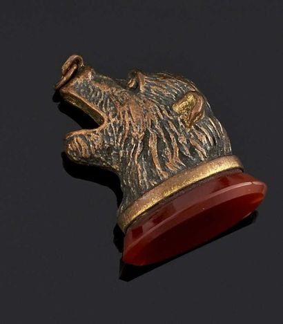null Cachet "Tête d'ours" en bronze, ornée d'une plaque de cornaline. XIXème siè...
