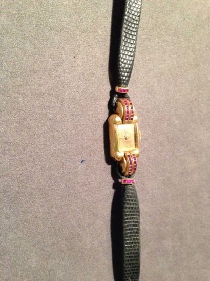 null Montre bracelet de dame, la montre de forme rectangulaire en or jaune 18 k,...