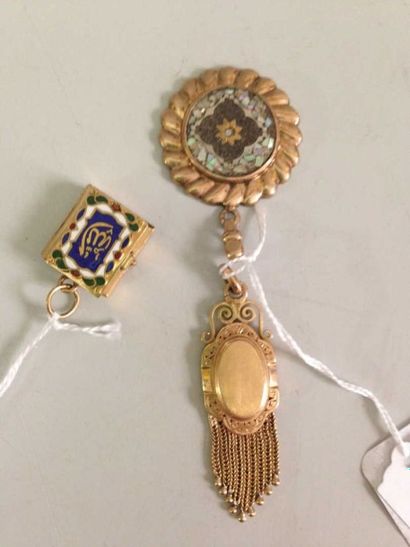 null Trois pendentifs dont deux en or jaune et un en métal : livre saint émaillé,...