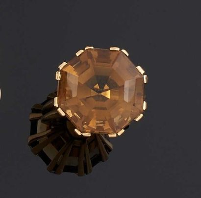null Bague deux anneaux en or jaune 18 k (750°/oo) ornée d'un quartz enfumé de forme...