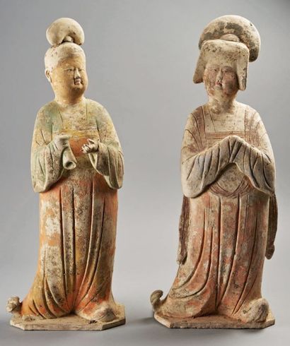 CHINE - Epoque TANG (618-907) 
Deux statuettes de dame de cour dit "fat lady" en...