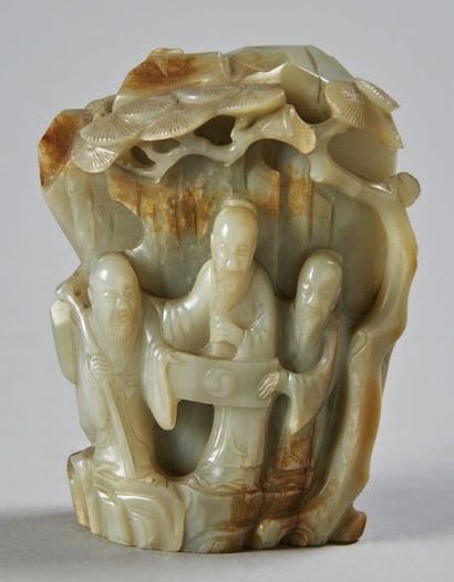 CHINE - XXe siècle 
Petit groupe en néphrite céladon rouille à décor sculpté en haut...