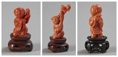 CHINE - Début XXe siècle 
Ensemble en corail comprenant trois statuettes d'enfants...