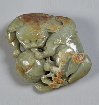 CHINE - XXe siècle 
Statuette en néphrite céladon rouille représentant une chimère...