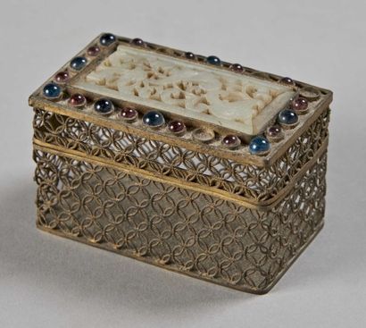 CHINE - Fin XIXe siècle 
Boite de forme rectangulaire en métal filigrané doré de...