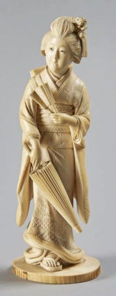 JAPON - Epoque MEIJI (1868-1912) 
Okimono en ivoire, jeune femme debout tenant un...