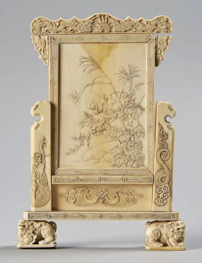 CHINE - XIXe siècle 
Ecran rectangulaire en ivoire à décor sculpté en léger relief...
