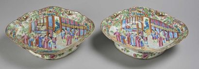 CHINE, Canton - XIXe siècle 
Paire de présentoirs sur piédouche en porcelaine décorée...