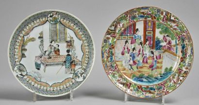 CHINE, Canton - XIXe siècle 
Deux assiettes en porcelaine décorée en émaux polychromes...