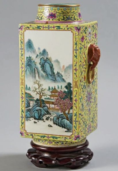 CHINE - XXe siècle 
Vase rectangulaire en porcelaine à décor émaillé polychrome dans...