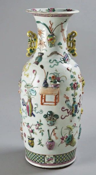 CHINE, Canton - XIXe siècle 
Vase balustre à col évasé en porcelaine décorée en émaux...