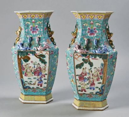 CHINE, Canton - Fin XIXe siècle 
Paire de vases de forme hexagonale en porcelaine...