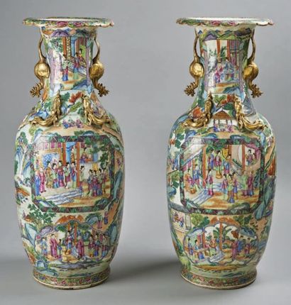 CHINE, Canton - Fin XIXe siècle 
Paire de vases de forme balustre en porcelaine décorée...