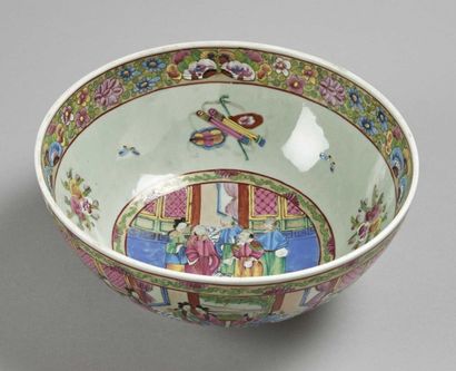 CHINE, Canton - Début XXe siècle 
Bol en porcelaine décorée en émaux polychromes...
