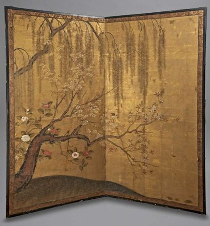 JAPON - XIXE SIÈCLE 
Paravent à deux feuilles, cerisiers en fleurs, pivoines et saule...