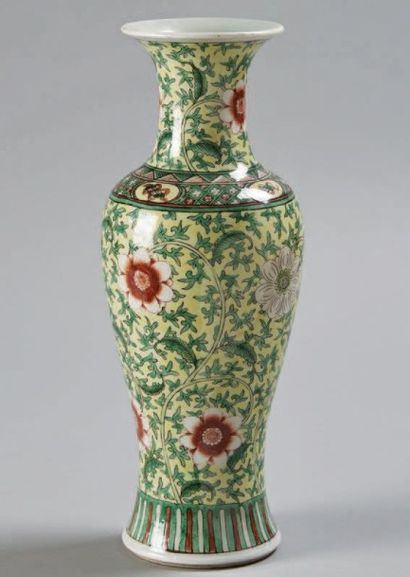 CHINE - XXe siècle 
Vase de forme balustre en porcelaine émaillée polychrome à décor...