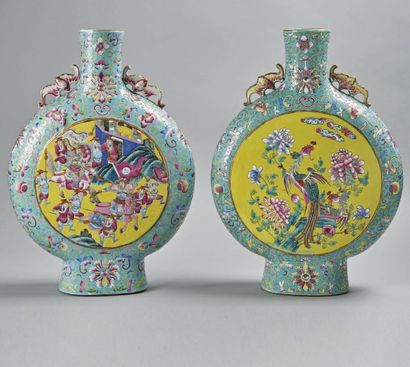 CHINE, Canton - Début XXe siècle 
Paire de gourdes en porcelaine émaillée turquoise...