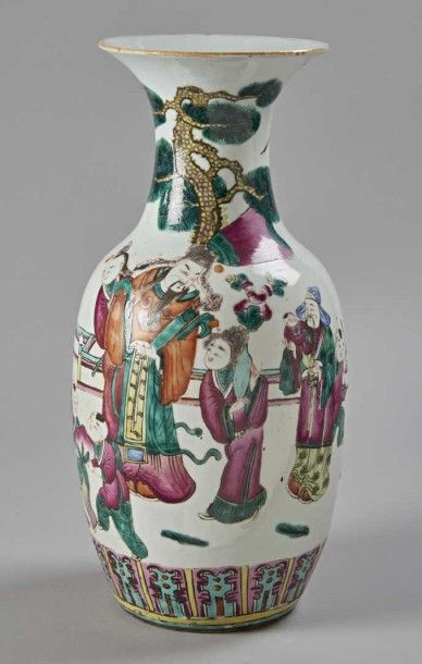 CHINE - Fin XIXe siècle 
Vase balustre à col évasé en porcelaine décorée en émaux...