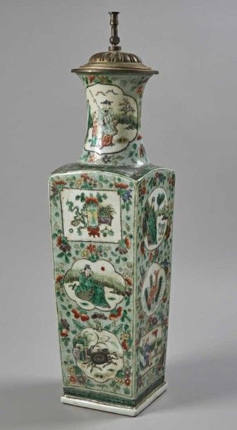 CHINE - Fin XIXe siècle 
Vase de forme carrée en porcelaine décorée en émaux polychromes...