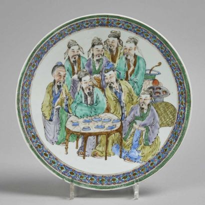 CHINE - Vers 1900 
Plat en porcelaine décorée en émaux polychromes de huit immortels...