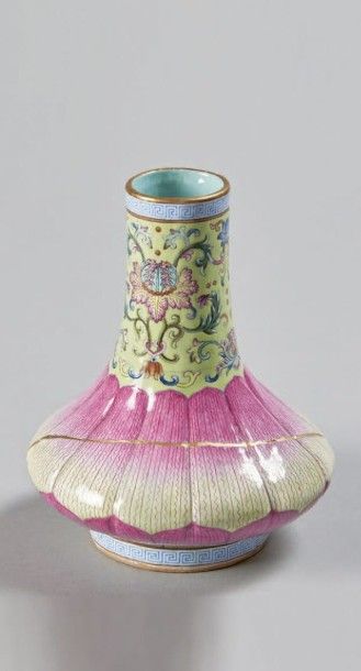 CHINE 
Petit vase en porcelaine en forme de lotus émaillée polychrome de fleurs et...