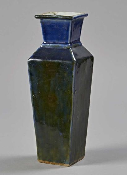 CHINE - Vers 1900 
Vase de forme carrée en porcelaine émaillé bleu.
(Restauration).
H....