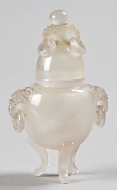 CHINE - Vers 1900 
Brûle-parfum tripode en agate grise, deux anses en forme de têtes...