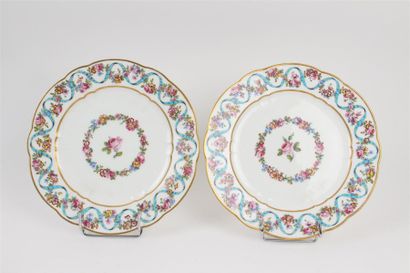 SÈVRES Deux assiettes en porcelaine tendre à décor polychrome au centre d'une rose...