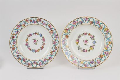 SÈVRES Deux assiettes à potage en porcelaine tendre à décor polychrome au centre...