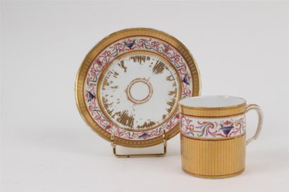 SÈVRES Gobelet litron et sa soucoupe en porcelaine dure à décor polychrome de coupes...