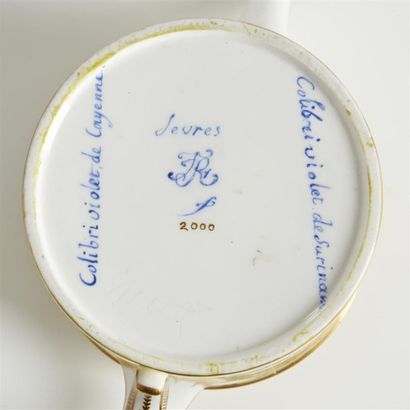 SÈVRES Théière litron couverte en porcelaine tendre à décor polychrome révolutionnaire...