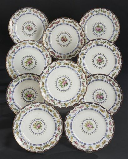 SÈVRES Suite de dix assiettes en porcelaine tendre à décor polychrome au centre d'un...