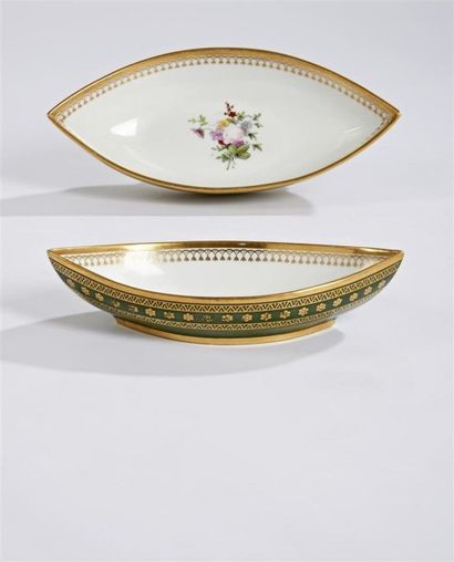 SÈVRES Deux navettes ovales en porcelaine provenant du service des fleurs de l'Impératrice...