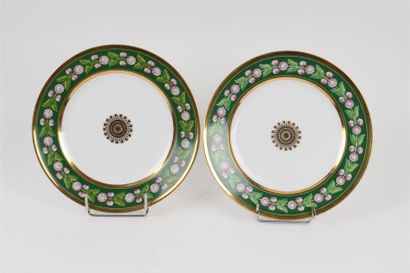 SÈVRES Deux assiettes en porcelaine à décor d'une rosace or au centre et sur l'aile...
