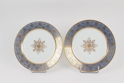 SÈVRES Deux assiettes en porcelaine dure à décor de rosace en or au centre et sur...