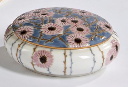 SÈVRES Boite ronde couverte en porcelaine à décor polychrome de fleurs et branches...