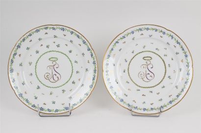 PARIS Deux assiettes en porcelaine à bord contourné à décor polychrome et or au centre...