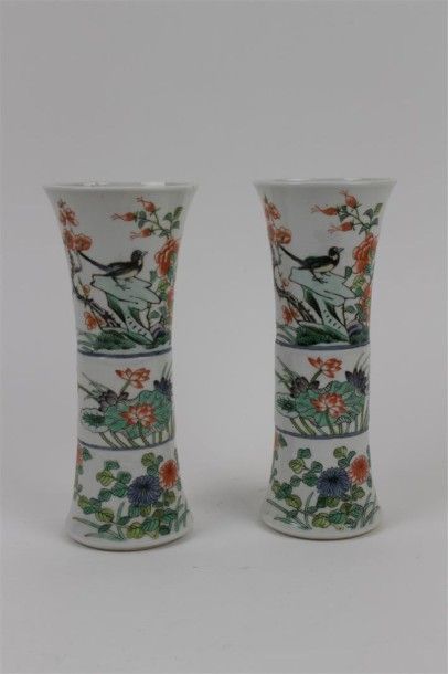 CHINE Paire de petits vases de forme rouleau en porcelaine à décor polychrome des...