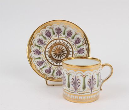 PARIS Tasse de forme litron et sa soucoupe en porcelaine à décor polychrome et or...