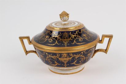 PARIS Ecuelle ronde couverte en porcelaine à décor en or d'arabesques, rinceaux feuillagés,...