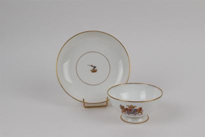 PARIS Deux tasses à thé et leur soucoupe en porcelaine à décor polychrome d'armoiries...