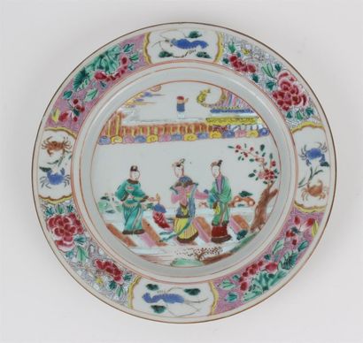 CHINE Assiette en porcelaine à décor polychrome des émaux de la famille rose au centre...