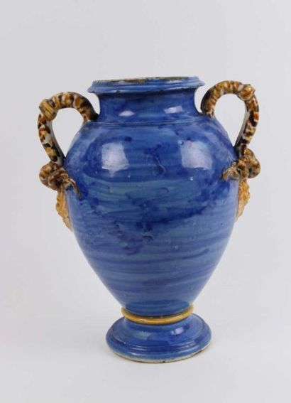 ITALIE (probablement Urbino) Vase de forme balustre en faïence à fond bleu, les anses...